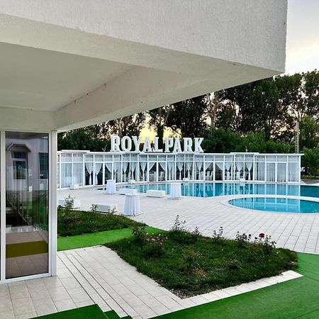 Отель Royal Park Complex Bascov Экстерьер фото