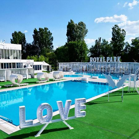 Отель Royal Park Complex Bascov Экстерьер фото