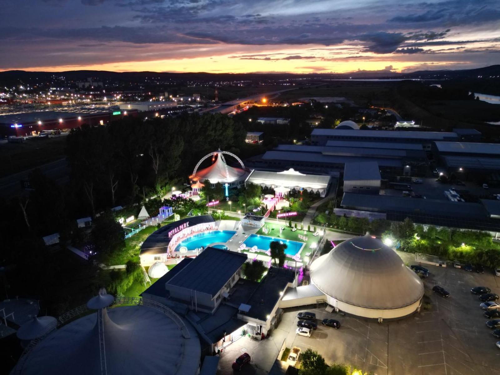 Отель Royal Park Complex Bascov Экстерьер фото