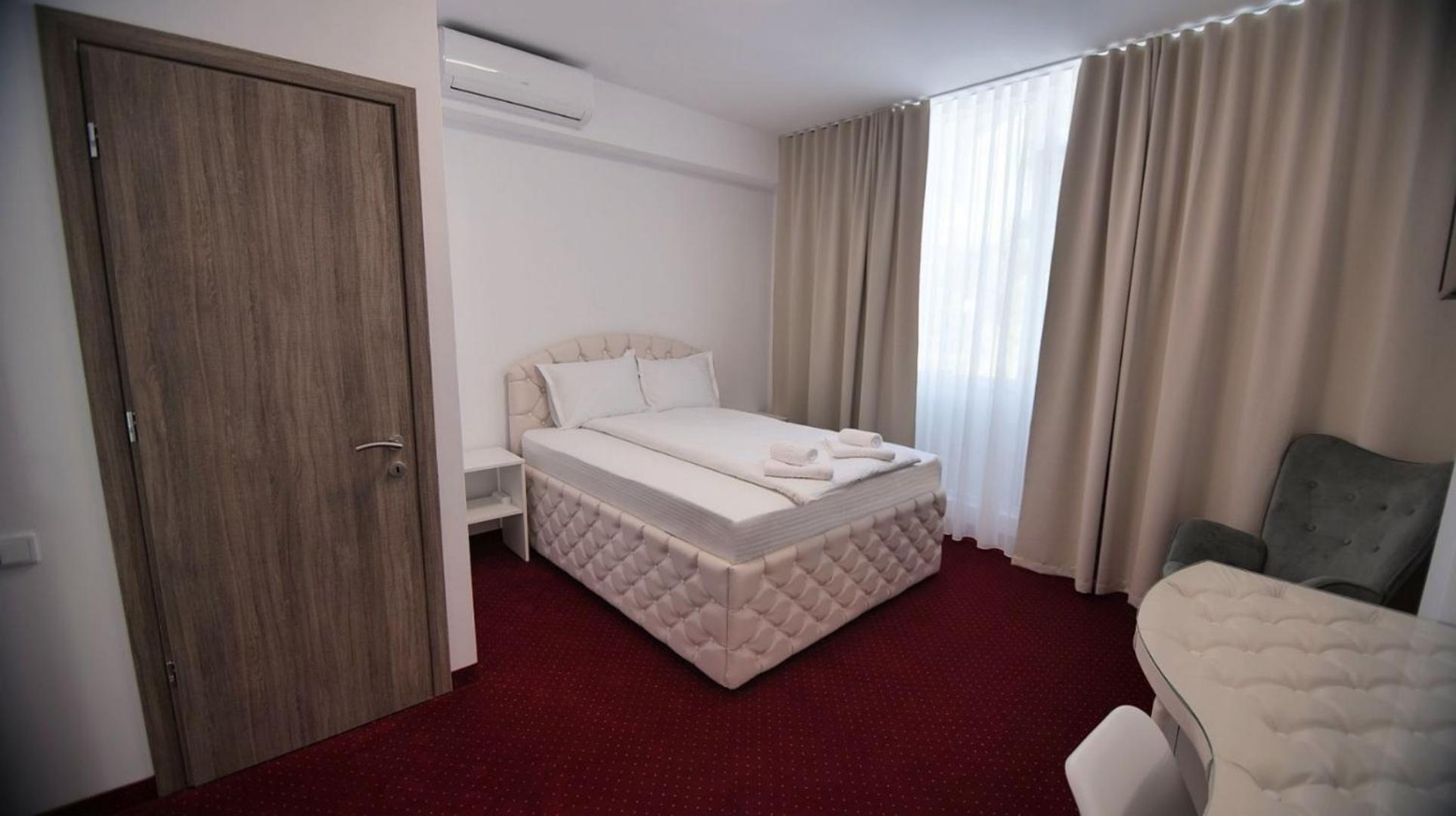 Отель Royal Park Complex Bascov Экстерьер фото