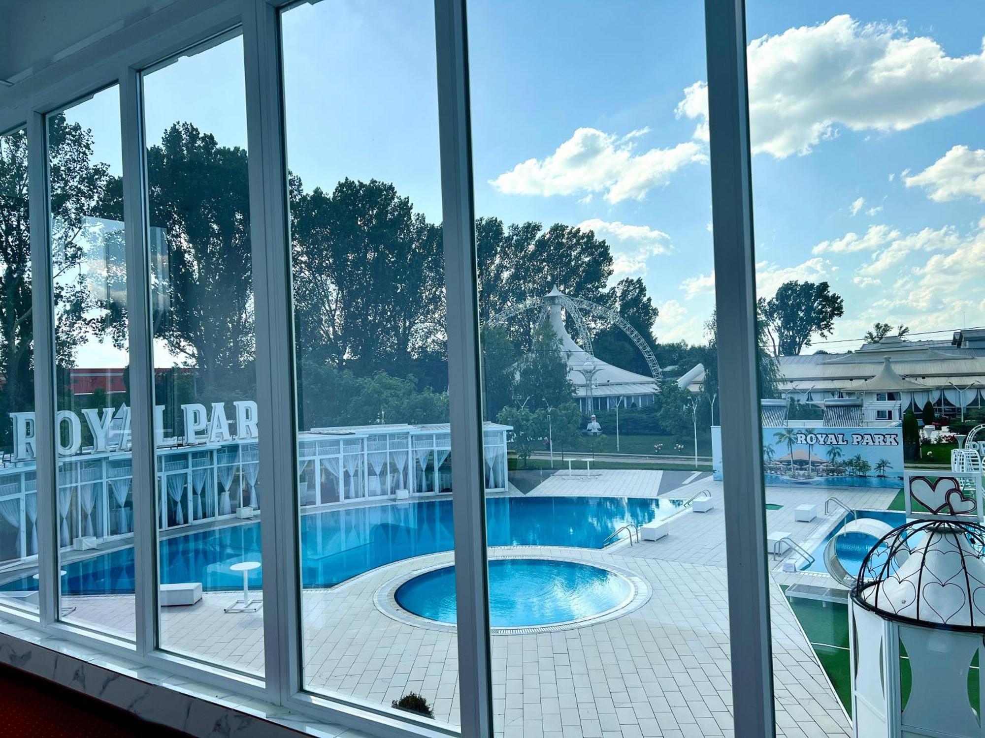 Отель Royal Park Complex Bascov Экстерьер фото