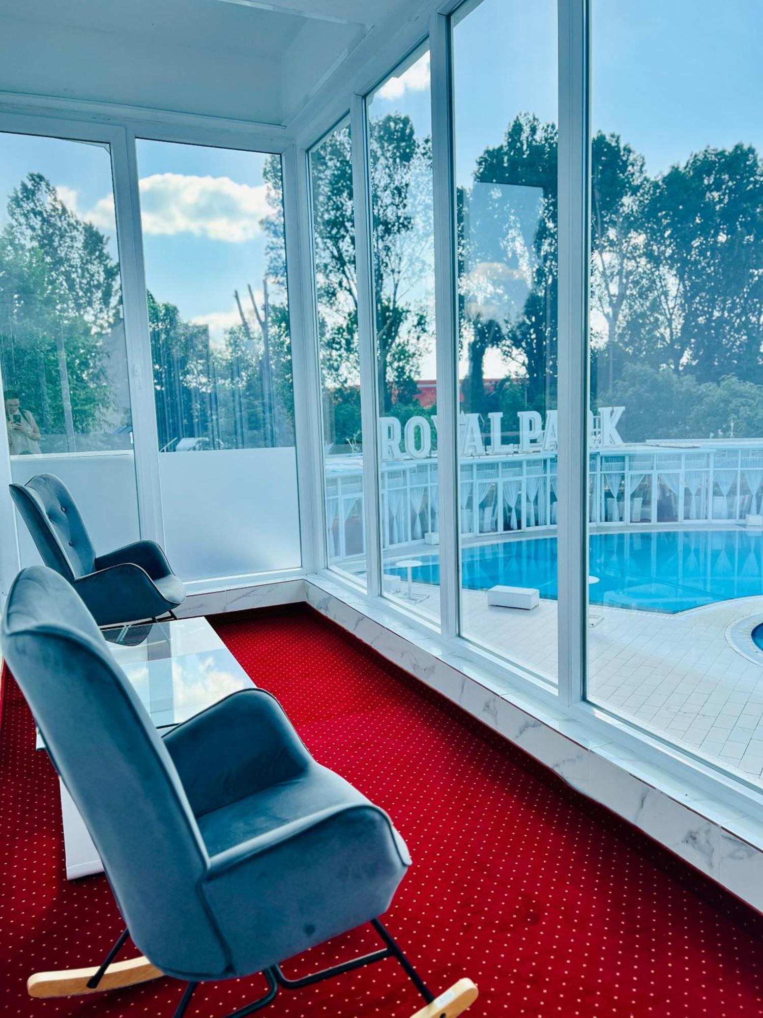 Отель Royal Park Complex Bascov Экстерьер фото