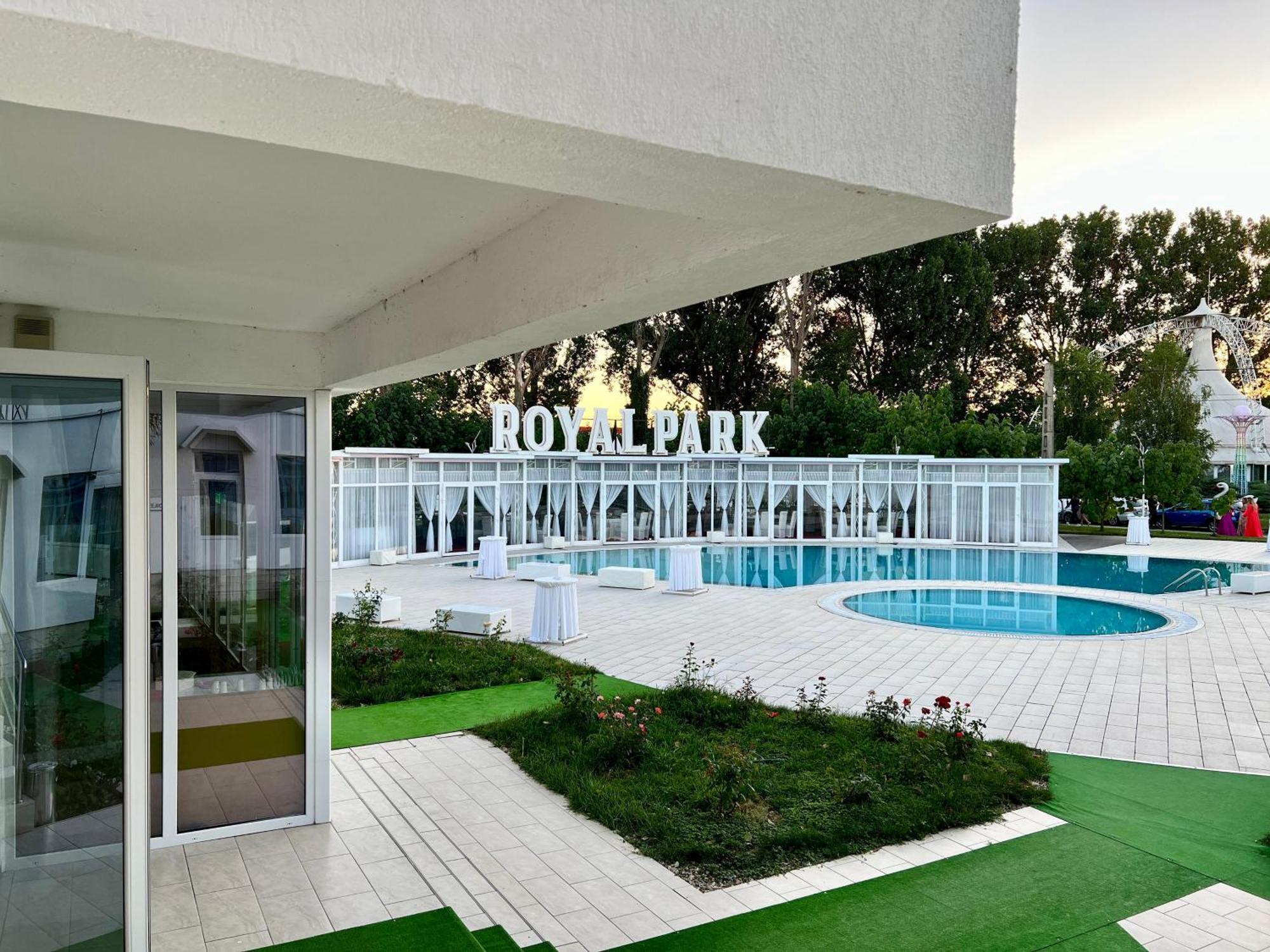Отель Royal Park Complex Bascov Экстерьер фото