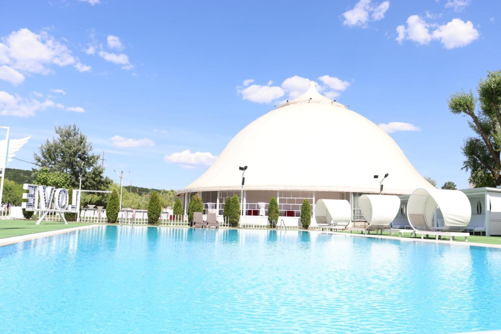 Отель Royal Park Complex Bascov Экстерьер фото