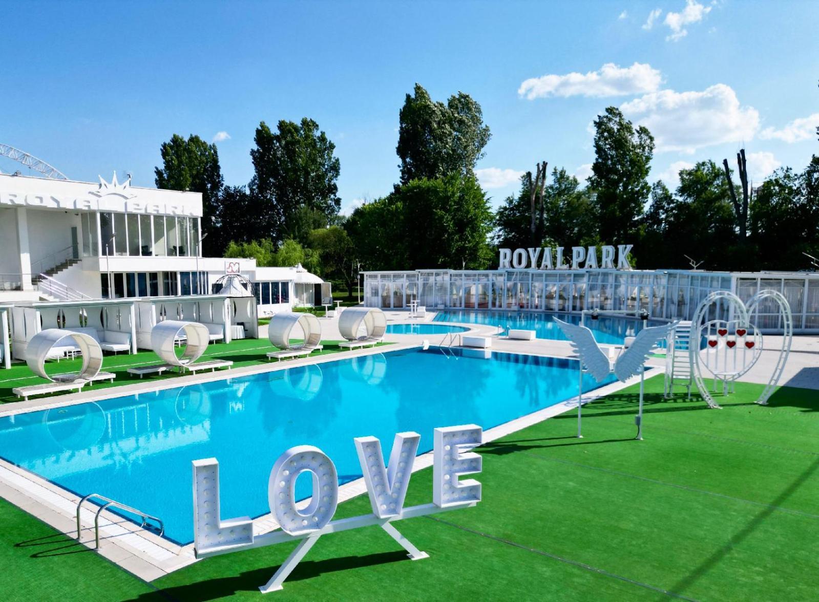 Отель Royal Park Complex Bascov Экстерьер фото